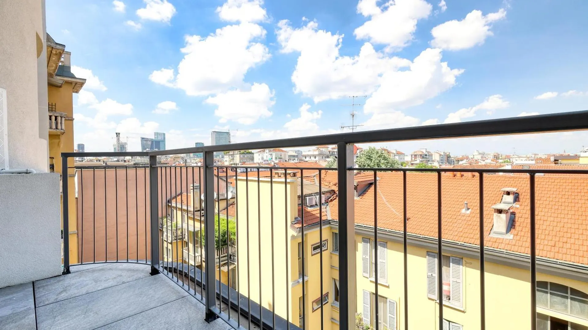 Urban Elegance With A View Viale Tunisia Milan Apartment Italy