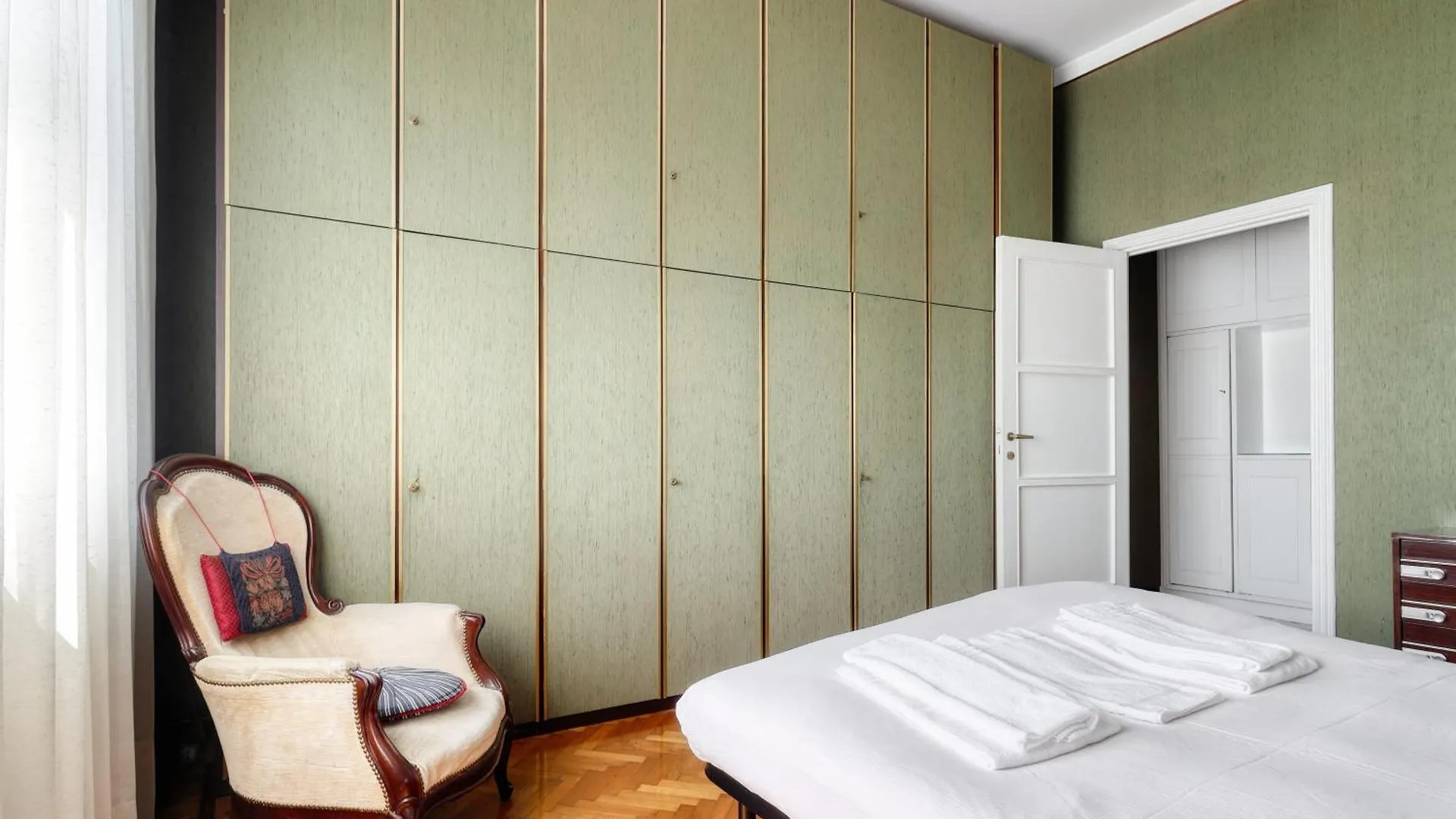 Urban Elegance With A View Viale Tunisia Milan Apartment